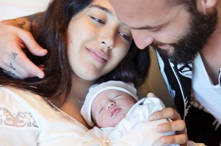 Berkay'dan kızlarına VIP araç!