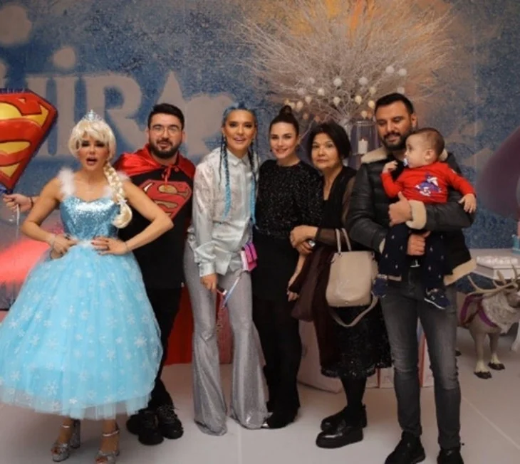 Demet Akalın'dan kızına şahane parti!