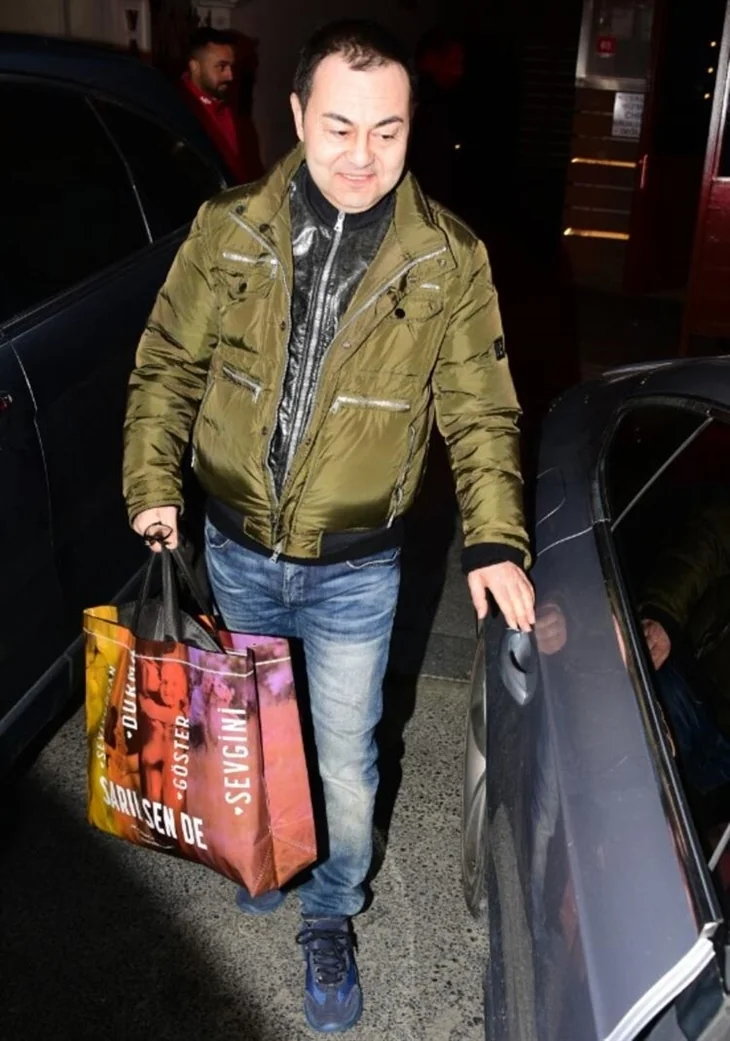 Serdar Ortaç gazetecileri kontrol etti ama... "Gel hayatım! Kimse yok"