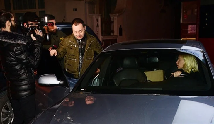 Serdar Ortaç gazetecileri kontrol etti ama... "Gel hayatım! Kimse yok"