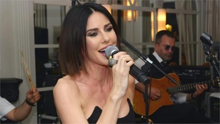 Defne Samyeli muhabirin ayağını ezdi!