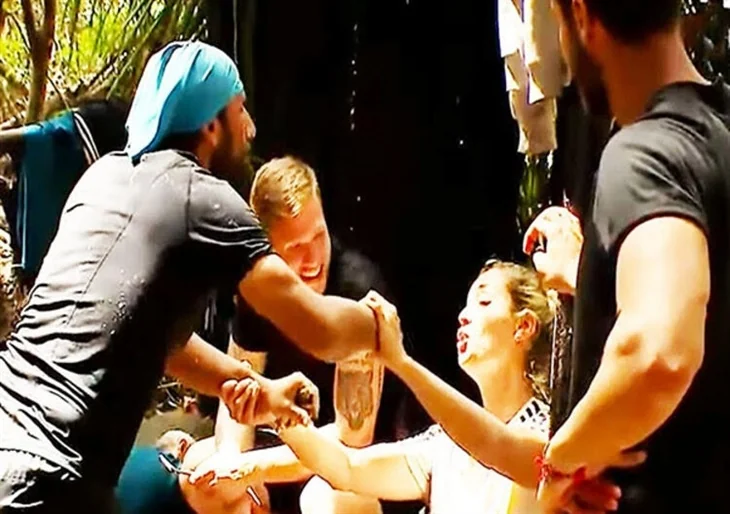 Survivor'da ilginç görüntü: "Öp bir kere!"