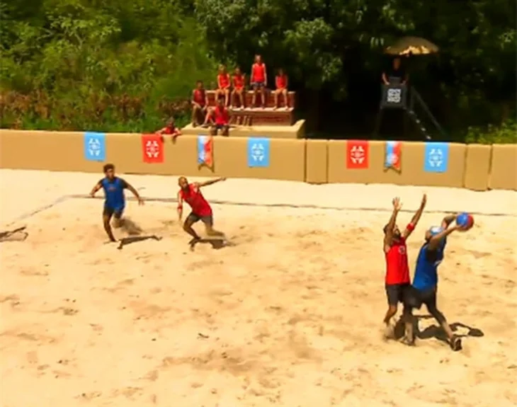 Survivor'da yarışmacılar birbirine girdi!
