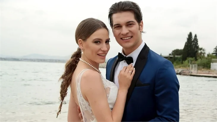 Serenay Sarıkaya 'geri döndük' dedi, sosyal medyayı salladı!