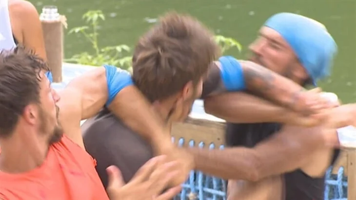 Survivor'da ihraç getiren kavga!