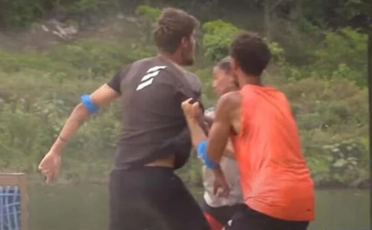 Survivor'da ihraç getiren kavga!