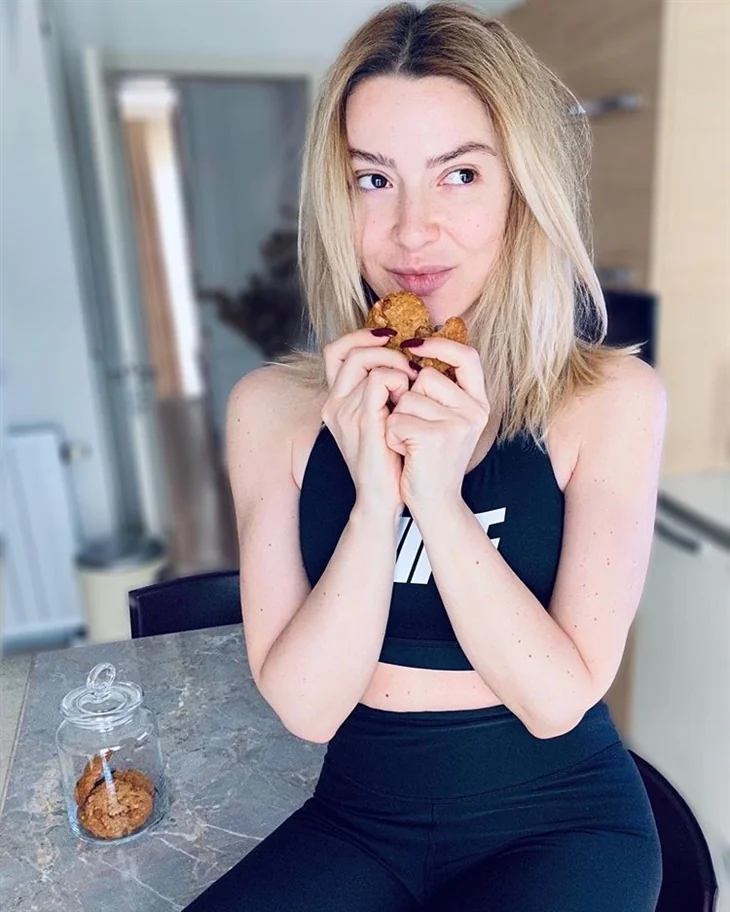 Hadise mutfak pozlarına devam ediyor!