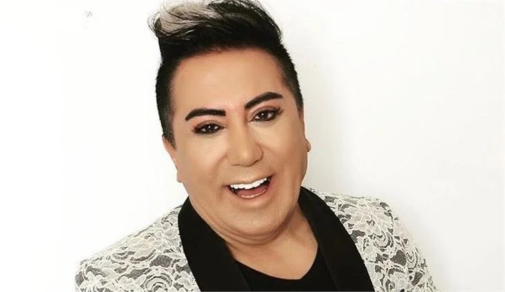 Murat Övüç bunu da yaptı! Mezar başında reklam...
