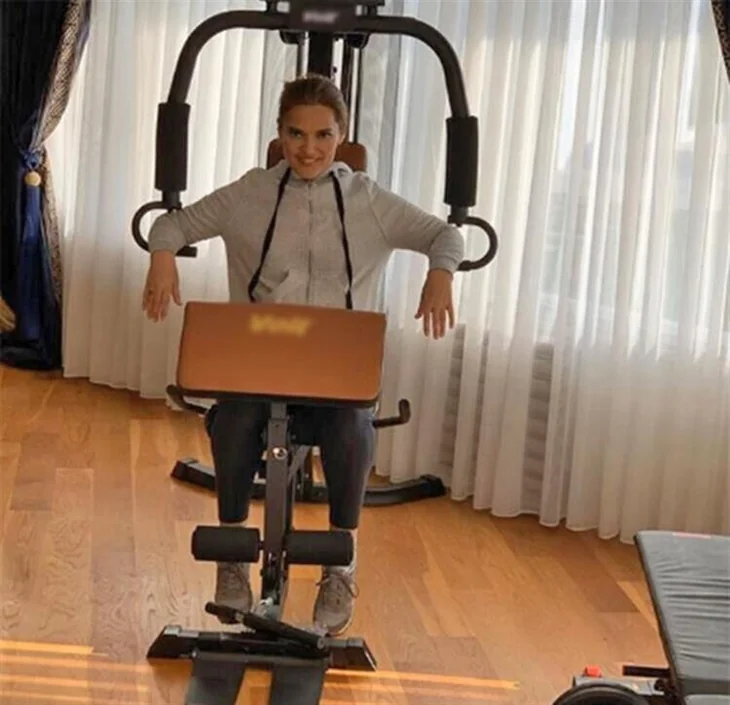 Karantina günlerinde evlerini spor salonuna çeviren ünlüler!