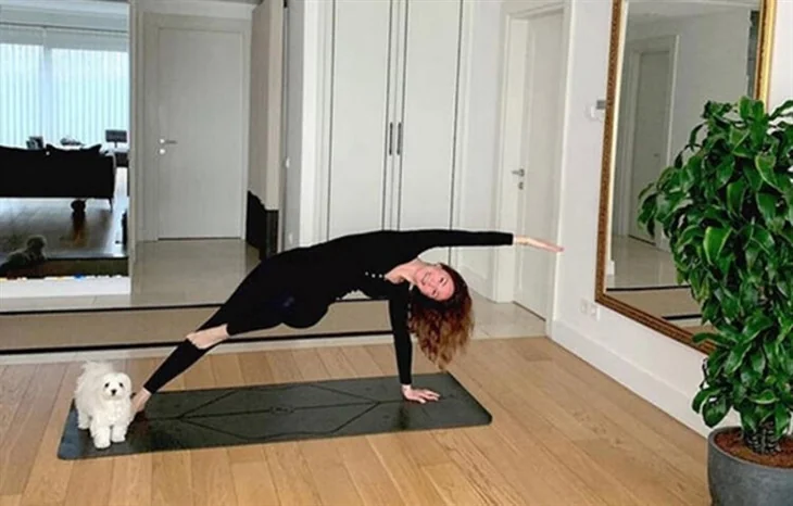 Karantina günlerinde evlerini spor salonuna çeviren ünlüler!