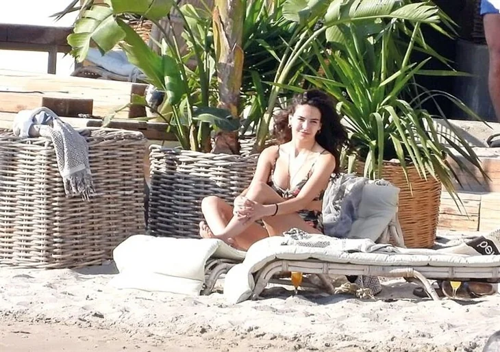 Ebru Şahin plaja indi!