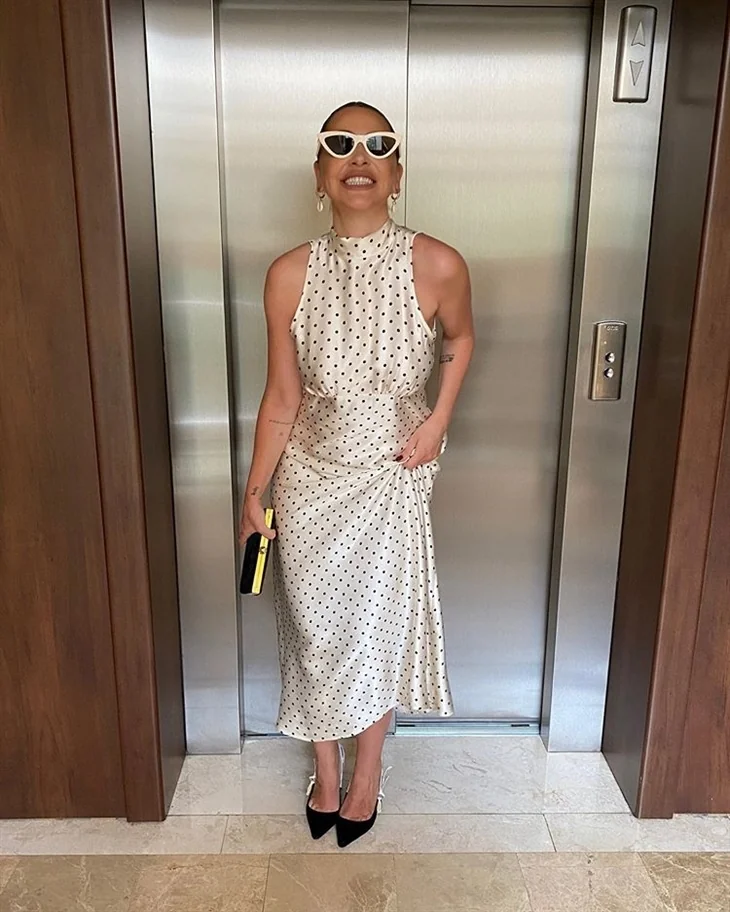 Hadise kendi kanatlarıyla uçuyor!