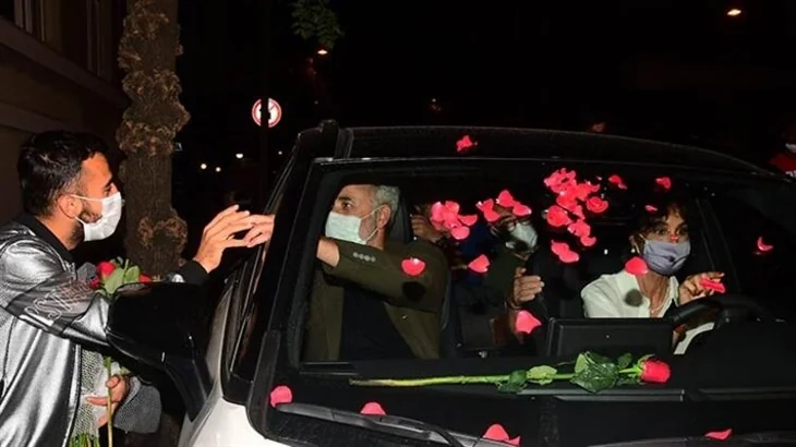 Mehmet Aslantuğ ve Arzum Onan polis çevirmesine takıldı