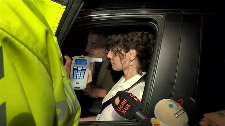 Mehmet Aslantuğ ve Arzum Onan polis çevirmesine takıldı