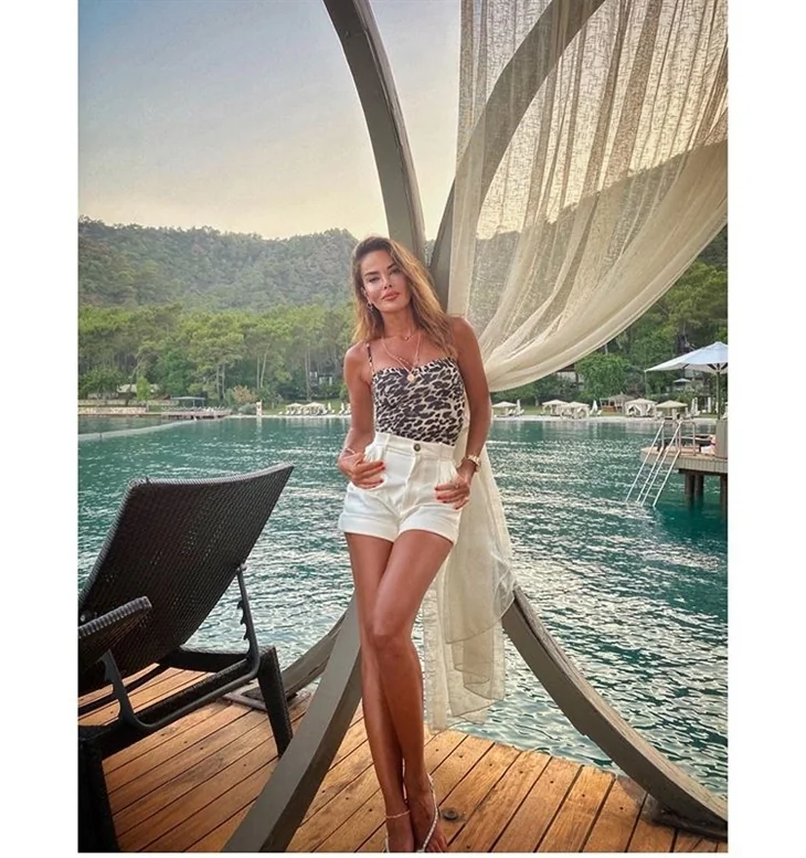 Özlem Yıldız'ın paylaşımları Instagram'ı yaktı!