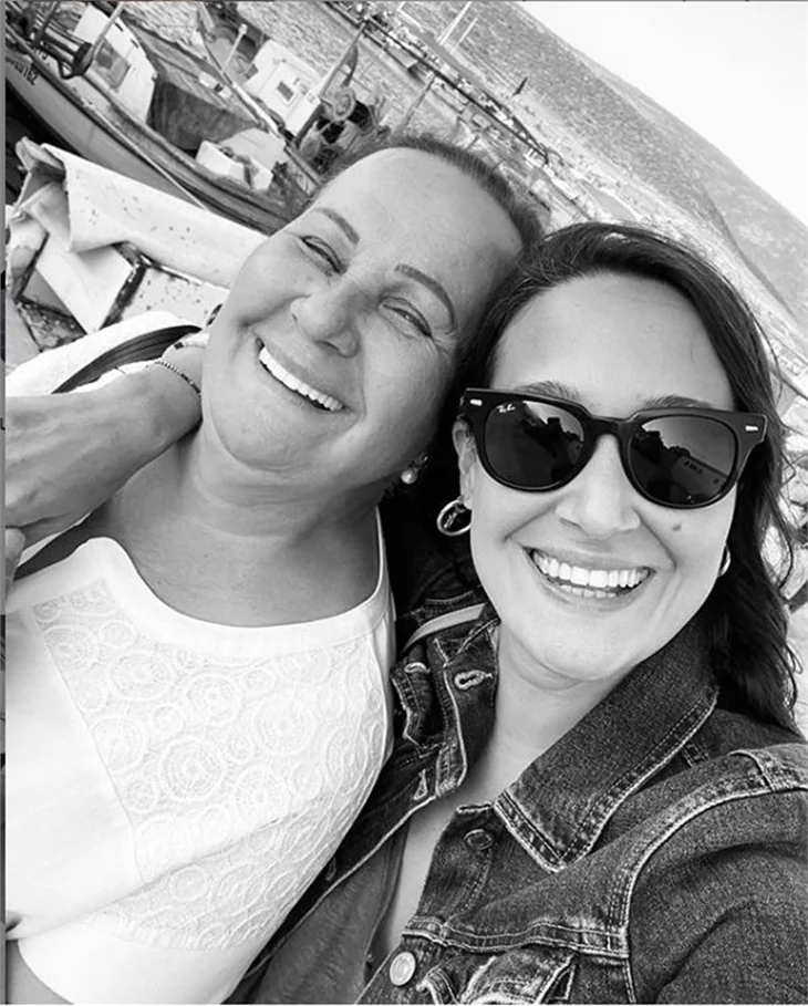 Ünlülerden kadınlara siyah beyaz destek!