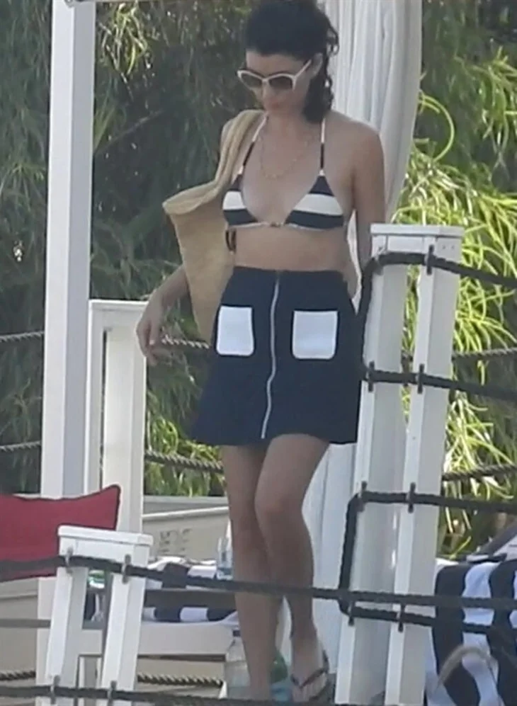 Beren Saat-Kenan Doğulu, Çeşme tatilinde