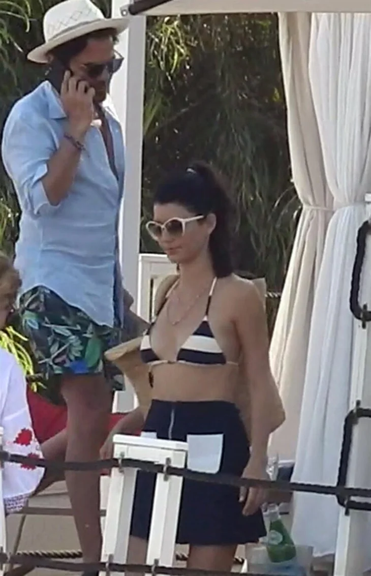 Beren Saat-Kenan Doğulu, Çeşme tatilinde