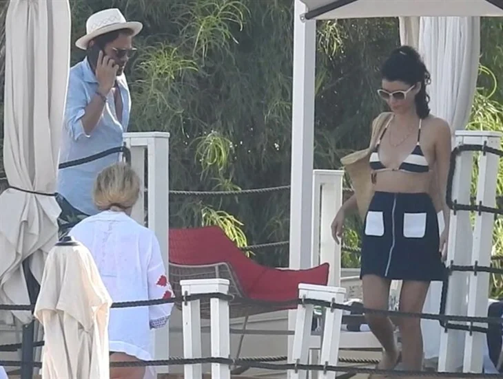 Beren Saat-Kenan Doğulu, Çeşme tatilinde