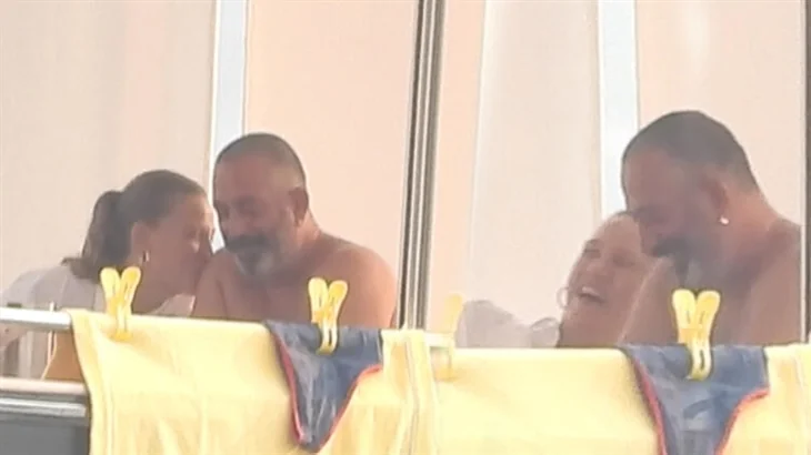 Cem Yılmaz ile Serenay Sarıkaya'nın romantik anları: Omuzdan öpücük