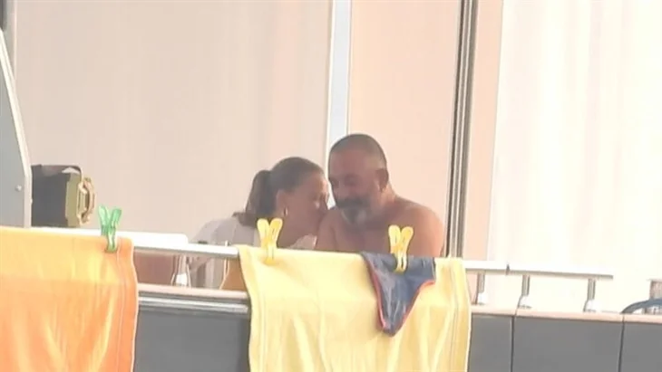 Cem Yılmaz ile Serenay Sarıkaya'nın romantik anları: Omuzdan öpücük