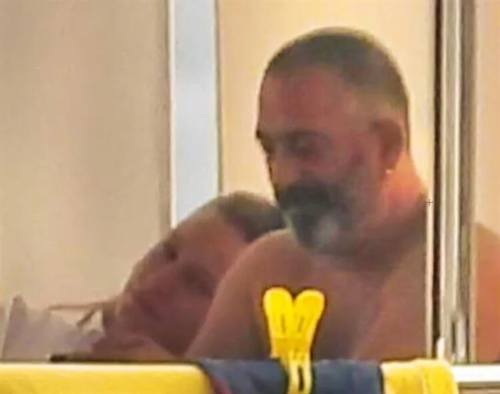 Cem Yılmaz ile Serenay Sarıkaya'nın romantik anları: Omuzdan öpücük