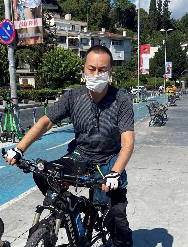 Serdar Ortaç'a "Derbeder moddasınız" denilince...