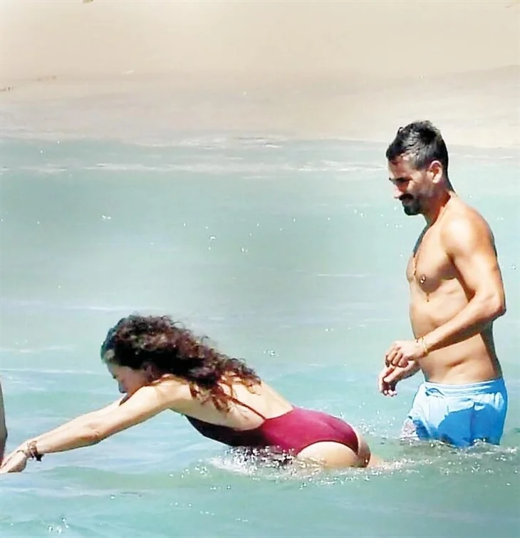 Özge Özpirinçci bikinisini plajda değiştirdi!