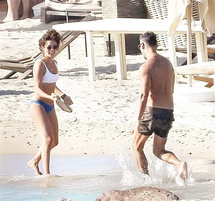 Özge Özpirinçci bikinisini plajda değiştirdi!