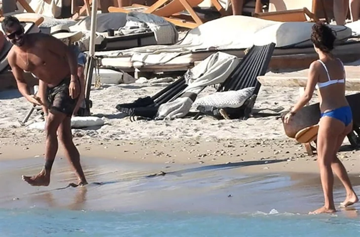Özge Özpirinçci bikinisini plajda değiştirdi!