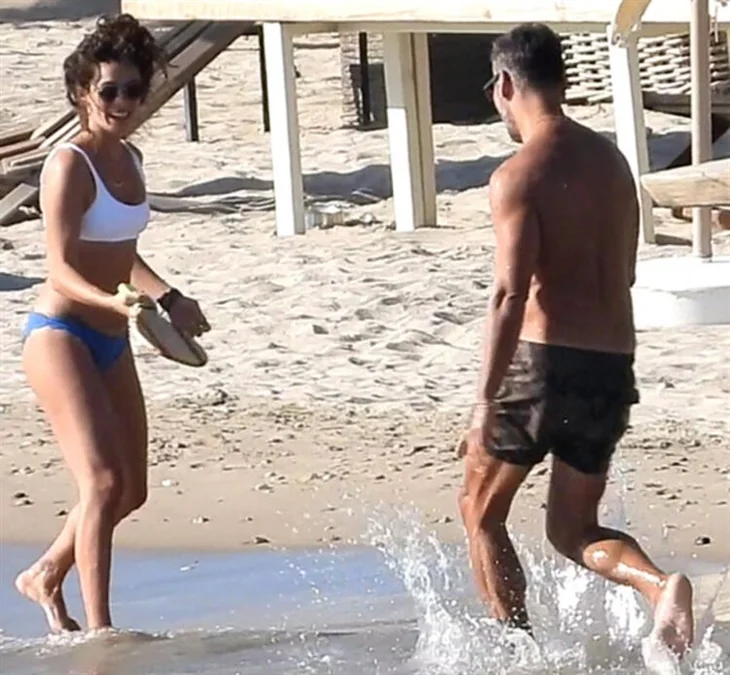 Özge Özpirinçci bikinisini plajda değiştirdi!