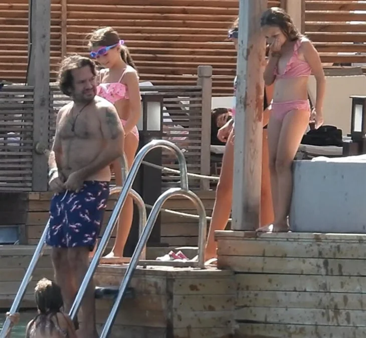Ozan Doğulu sevgilisiyle tatilde! Hera aileye girdi...