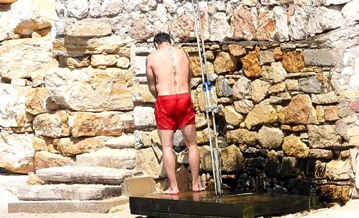 İlhan Mansız tek başına Çeşme tatilinde!