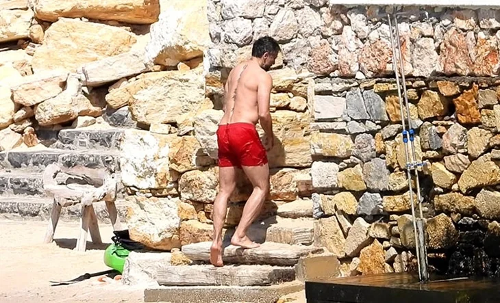 İlhan Mansız tek başına Çeşme tatilinde!
