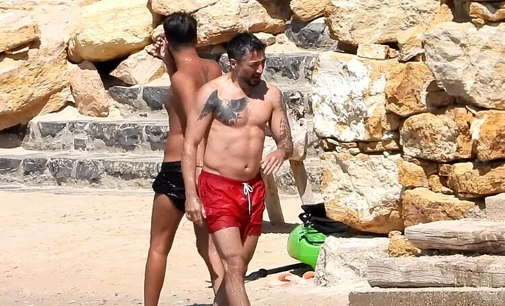 İlhan Mansız tek başına Çeşme tatilinde!