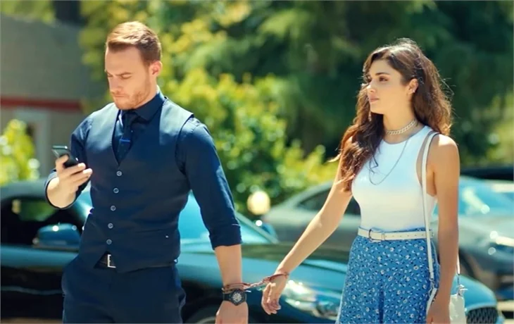 Hande Erçel beyazlar içinde! Kerem Bürsin'den dikkat çeken yorum!