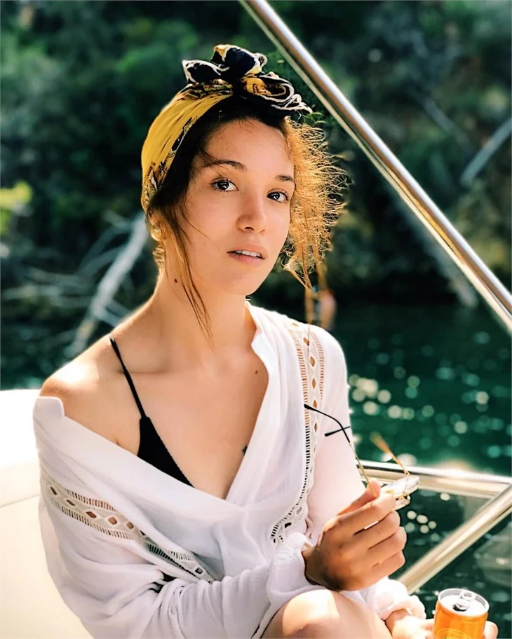 Çukur'un Nehir'i Hazal Subaşı'dan cesur pozlar!