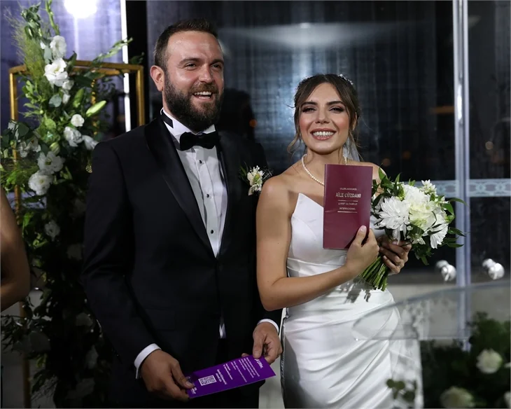 Ünlüleri buluşturan düğün...