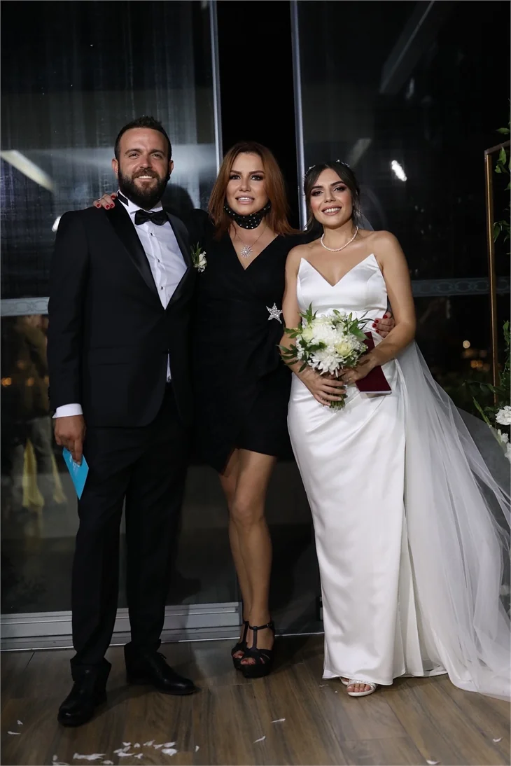 Ünlüleri buluşturan düğün...