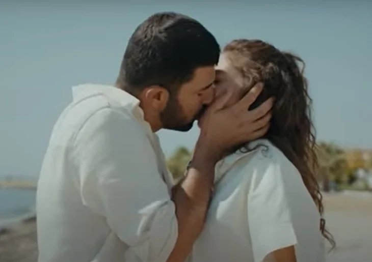 'Sefirin Kızı'na damga vuran öpüşme!