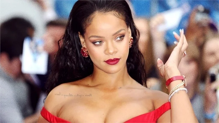 Rihanna tüm müslümanlardan özür diledi!
