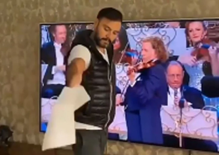 Alişan klasik müzikle halay çekti...