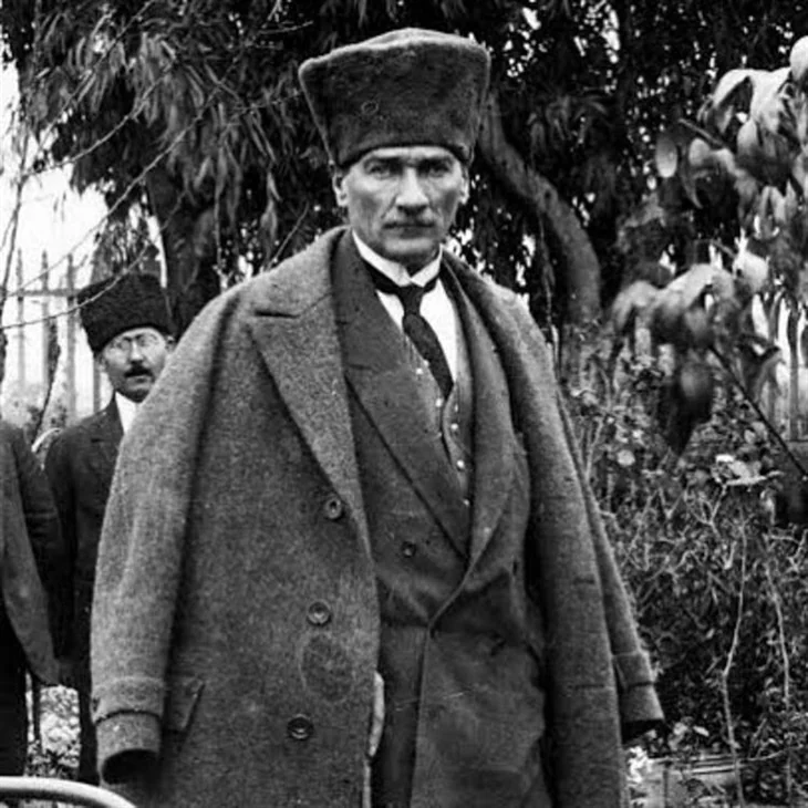 Ünlü isimlerden 29 Ekim Cumhuriyet Bayramı mesajları...