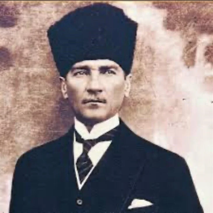 Ünlü isimlerden 29 Ekim Cumhuriyet Bayramı mesajları...