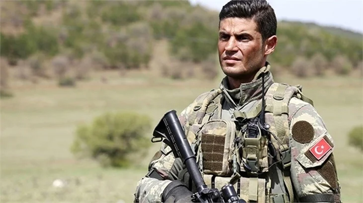 Savaşçı'da rol alan Berk Oktay, Yasak Elma'yla anlaştı, ortalık karıştı!