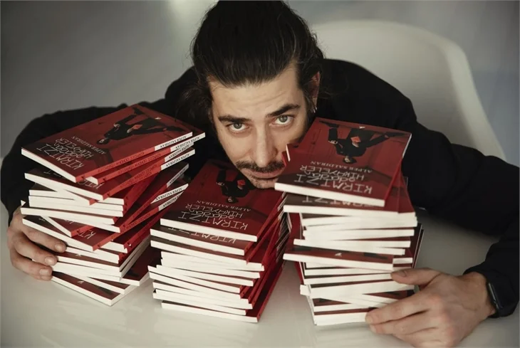 Alper Saldıran'ın üçüncü kitabı: Kırmızı Odadan Hikayeler...