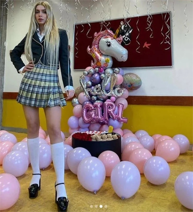 Aleyna Tilki'nin mini eteği olay  oldu: "Bu nasıl okul?"