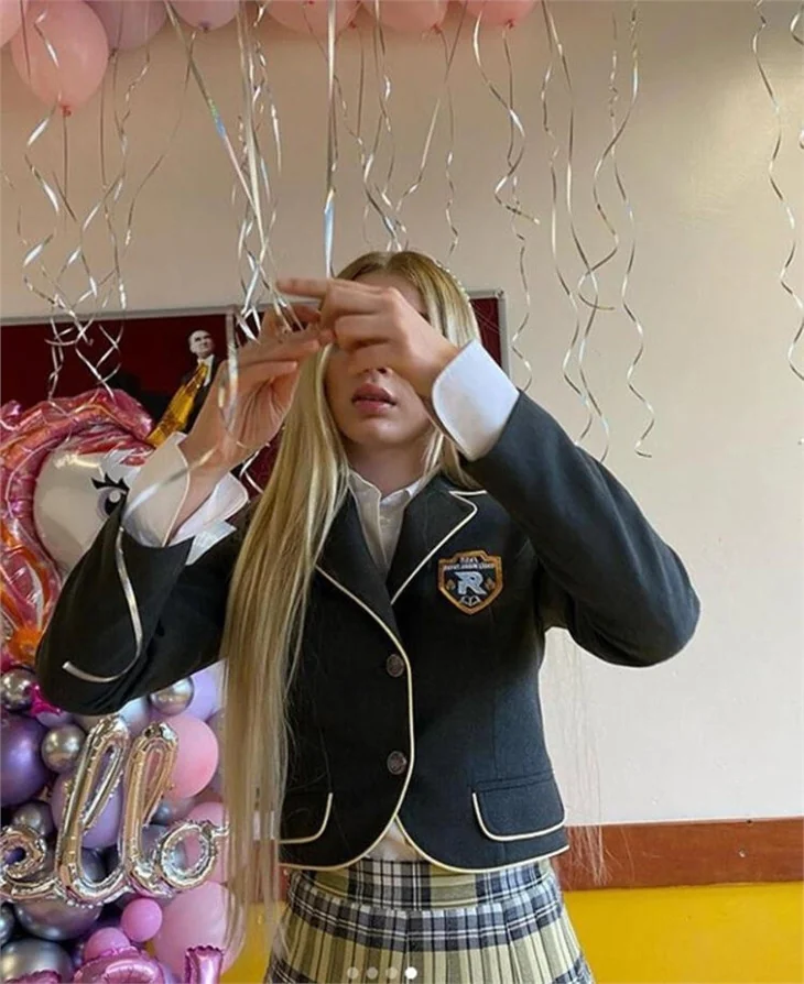 Aleyna Tilki'nin mini eteği olay  oldu: "Bu nasıl okul?"
