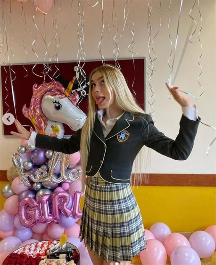 Aleyna Tilki'nin mini eteği olay  oldu: "Bu nasıl okul?"