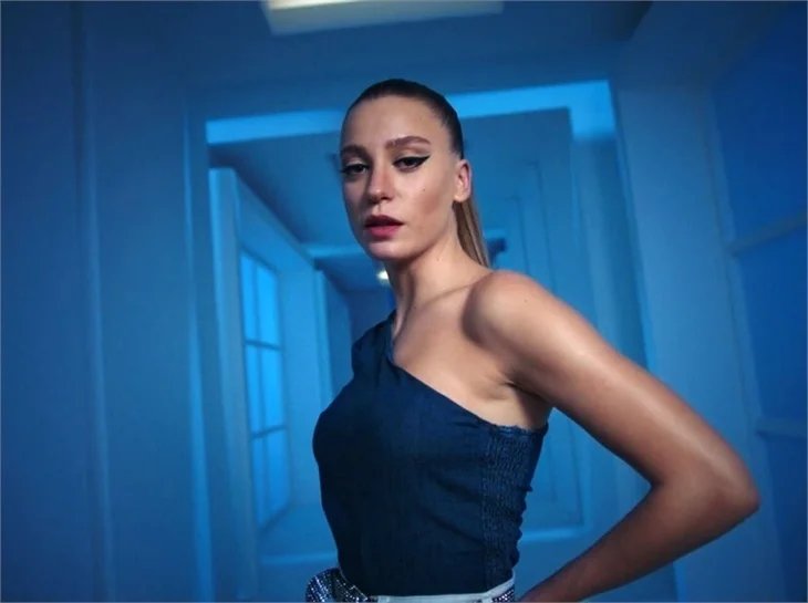 Serenay Sarıkaya selülit için masaj yaptırıyor!